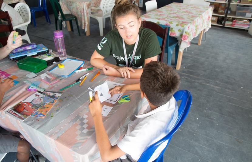 A one-on-one session between a teaching volunteer and a student on Projects Abroad’s literacy program in Belize. A one-on-one session between a teaching volunteer and a student on Projects Abroad’s literacy program in Belize.