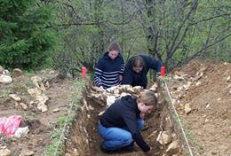 Archaeology Volunteers Digging in Romania with Projects Abroad Volunteers on the Archaeology project in Romania dig for findings