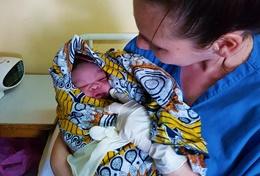Kenya Professional midwifery volunteers work in Kenya alongside local staff and patients.